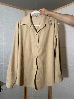 5 for $25 ⭕️ Beige Button-Up Women's Blouse